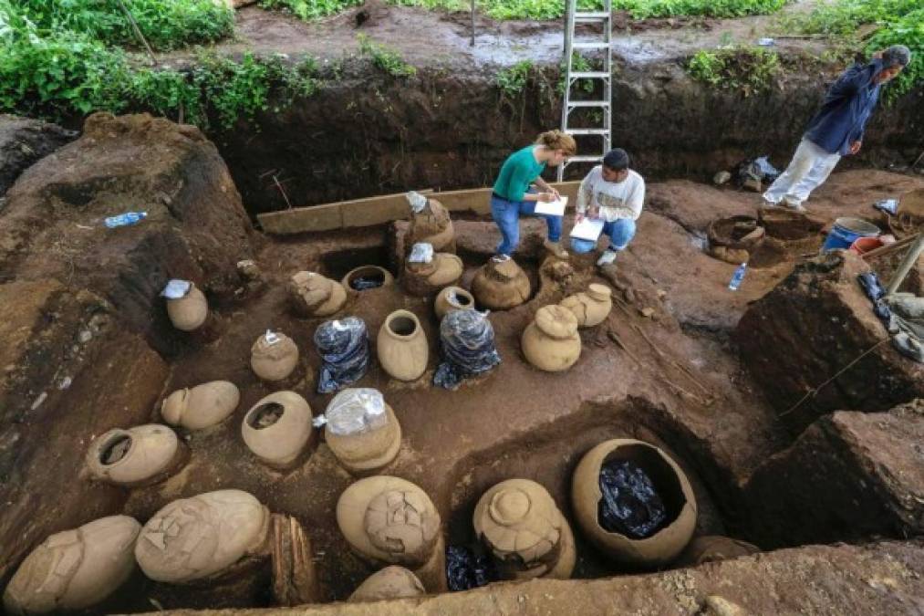 Estadio Nacional de Béisbol en Nicaragua - En plena remoción del suelo fue hallado un gigantesco cementerio precolombino que se calcula tiene 1.200 años de antigüedad. <br/><br/>Así lo confirmó la encargada de la Dirección de Arqueología del Instituto Nicaragüense de Cultura (INC), Ivonne Miranda, en declaraciones a medios.