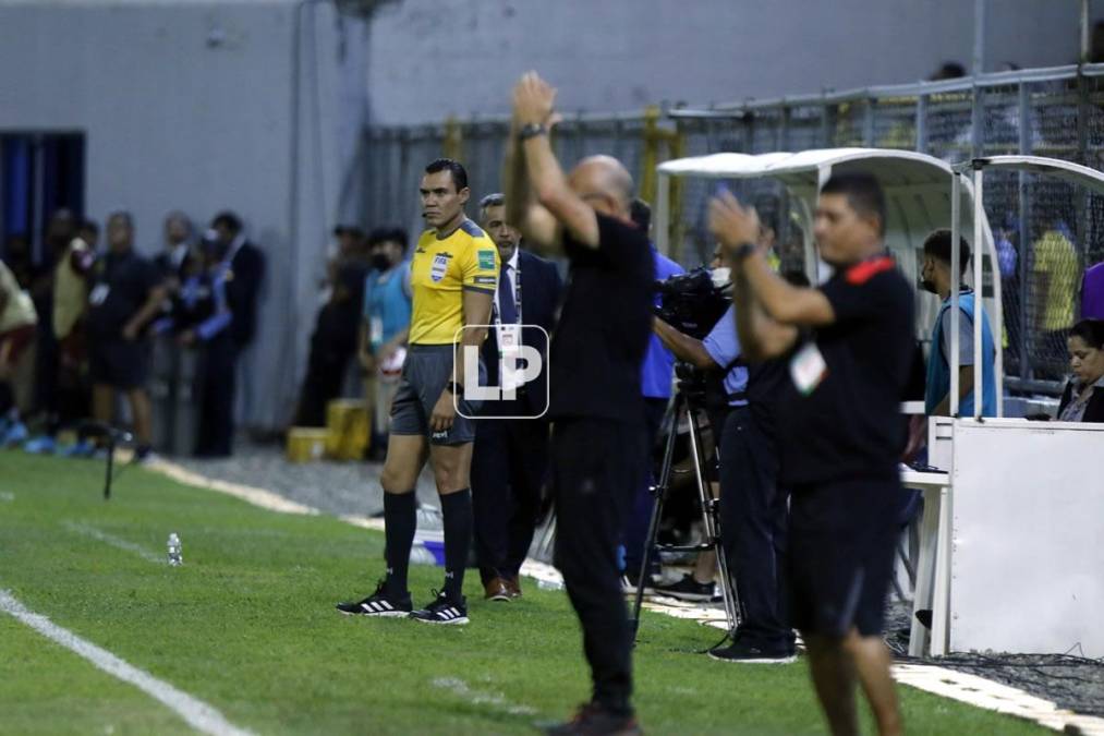 El entrenador uruguayo Fabián Coito celebrando el golazo de Celso Borges.