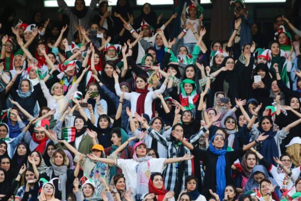 Las mujeres de Irán le mostraron su apoyo a la selección y en tramos del juego se les vio con mucha euforia.