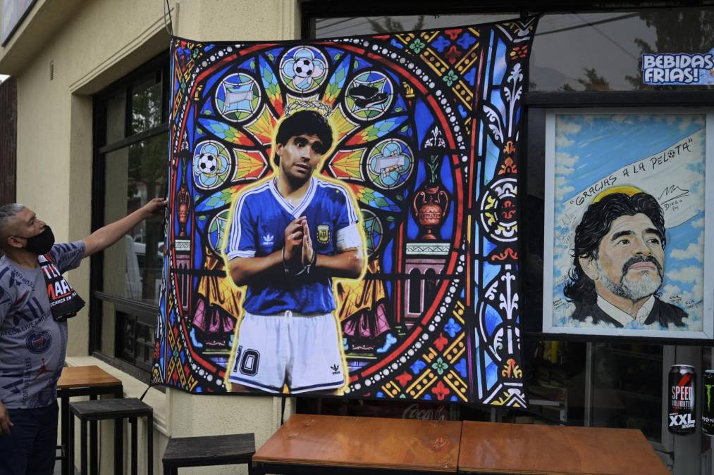 Afuera del cementerio donde está enterrado Maradona se pueden apreciar homenajes a su nombre. 