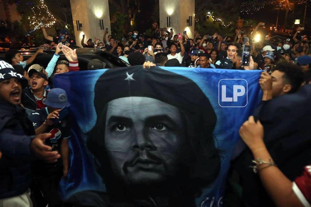 Así fue el banderazo de los aficionados de Motagua en el hotel de concentración del Ciclón Azul.