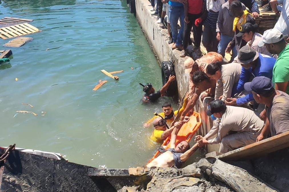 El conductor Oswaldo Gómez quedó completamente sumergido bajo el agua por lo que se tuvo que realizar un rescate acuático contrarreloj.