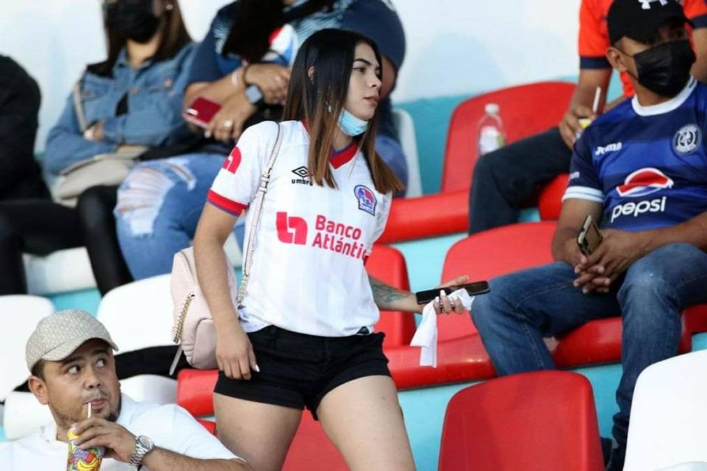 Una guapa aficionada del Olimpia llegando al sector de silla del estadio Nacional Chelato Uclés para apoyar al León.