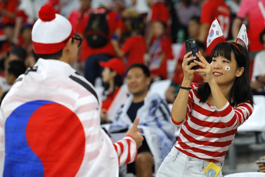 Los surcoreanos aprovecharon para capturar momentos en el Estadio Ciudad de la Educación. 