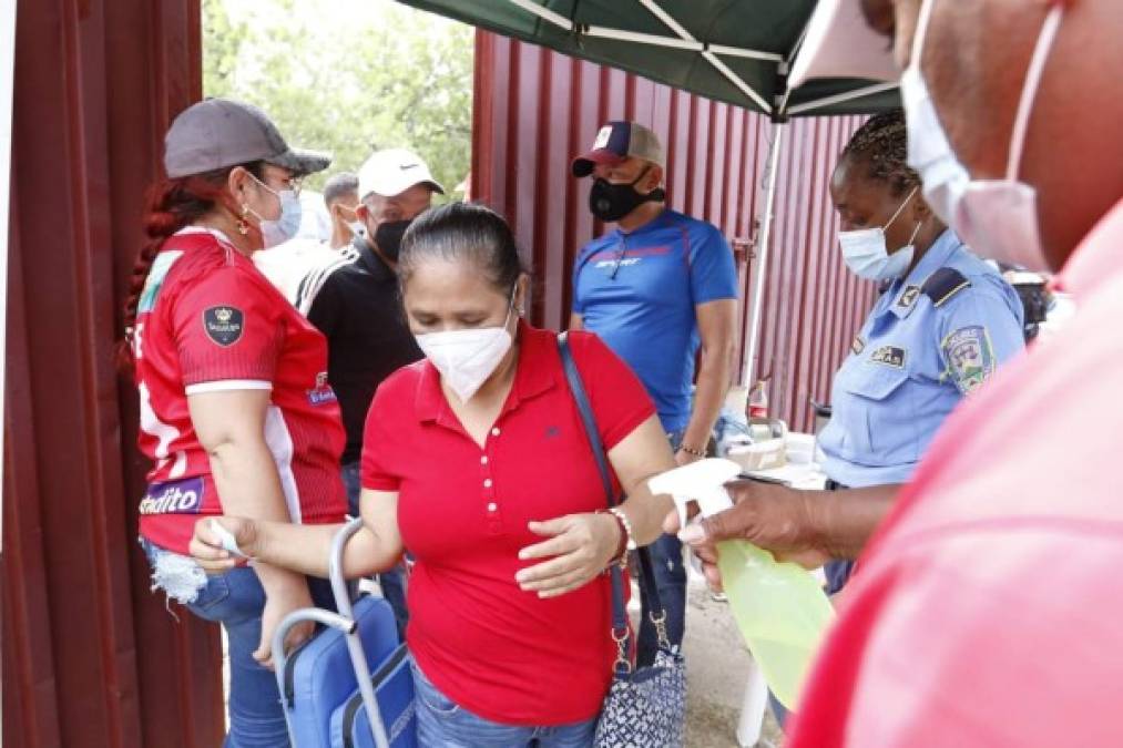 Personas de todas las edades se hicieron presentes y la mayoría llegó con la mascarilla.