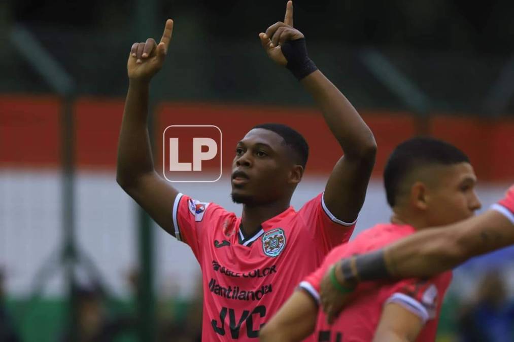 César Guillén puso el cuarto gol del Marathón en la victoria sobre el Honduras Progreso y así festejó.