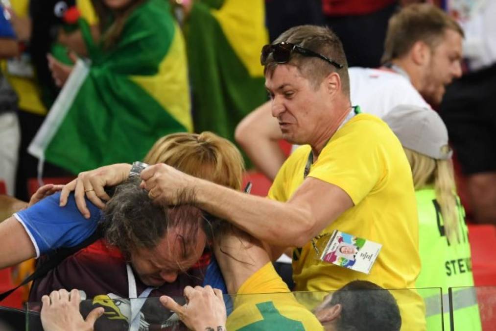 Este aficionado serbio fue agarrado a golpes por el brasileño. Foto AFP