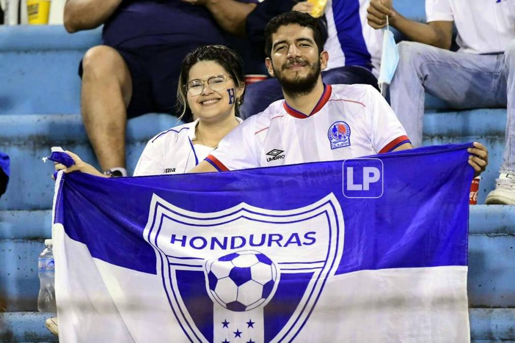 Esta pareja apoyó a la Bicolor con una bandera.