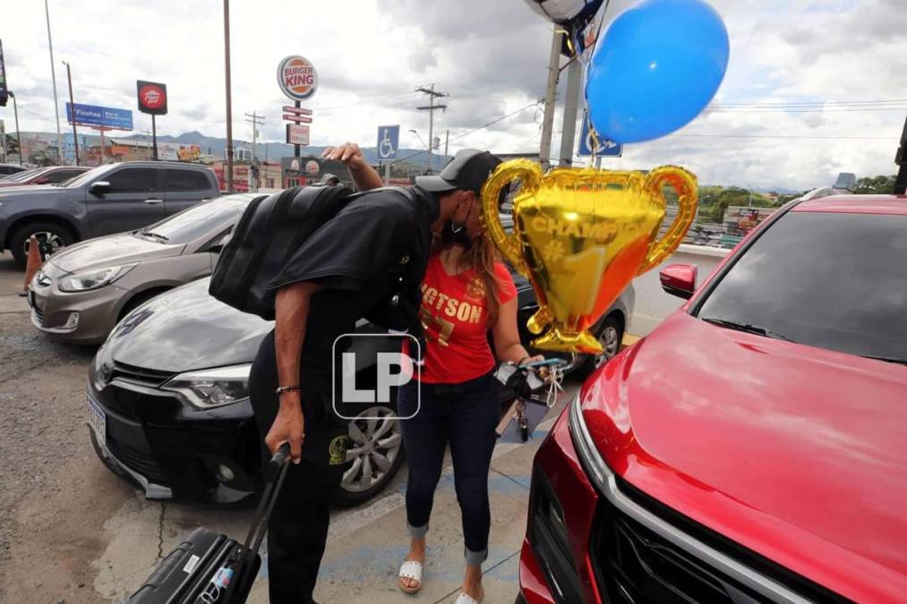 Jerry Bengtson fue recibido por su guapa esposa Yarely Espinal tras ganar la Liga Concacaf.