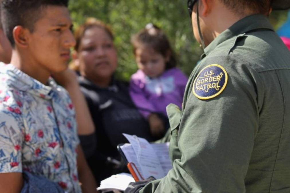 El Gobierno de Trump, además, ha prometido poner fin a la práctica del 'catch and release' (atrapar y liberar), que consiste en dejar en libertad a los indocumentados detenidos tras cruzar la frontera.