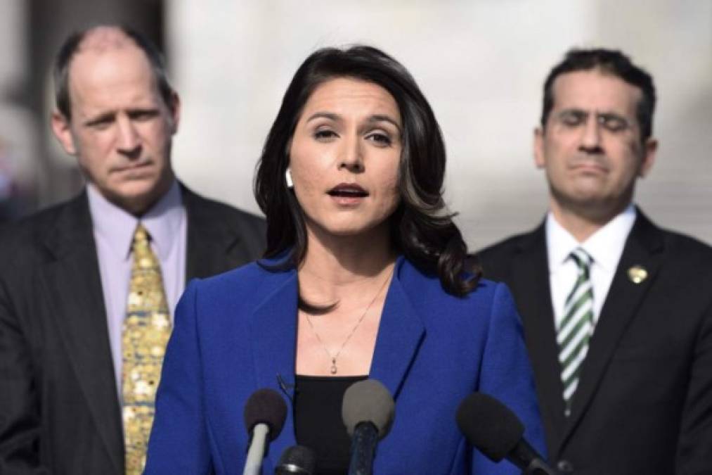 - Tulsi Gabbard -<br/><br/>Con solo 37 años, esta legisladora por Hawai en la Cámara de Representantes se lanzó a la carrera el 11 de enero. Gabbard, que apoyó a Bernie Sanders en 2016, fue cuestionada por haberse reunido con el líder sirio Bashar al Asad en medio de la guerra civil y por comentarios homófobos, de los que luego dijo arrepentirse.