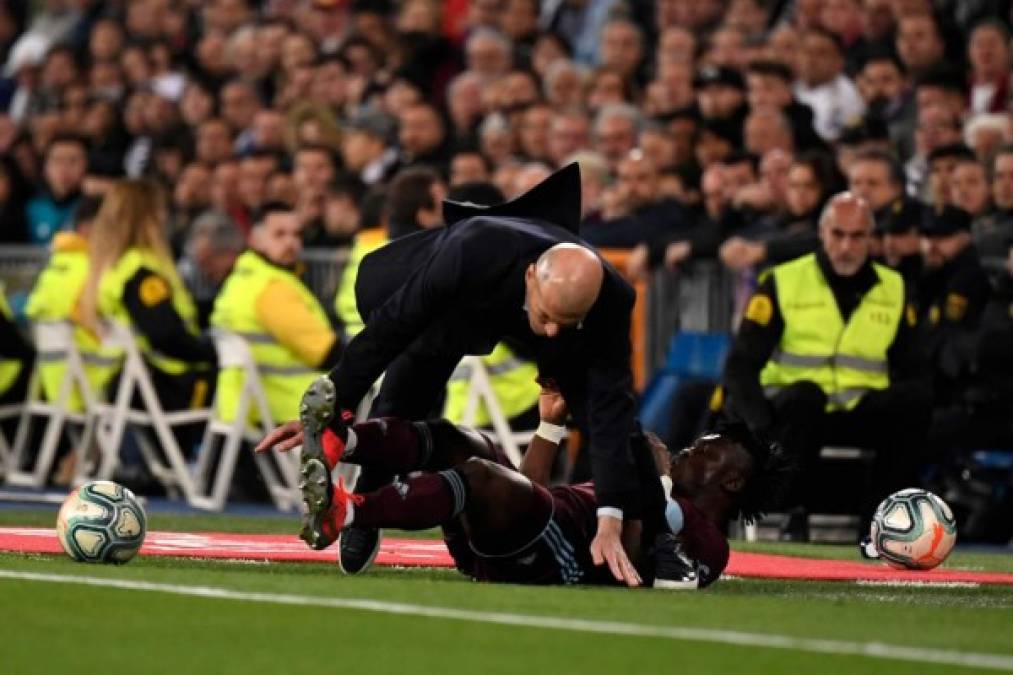 La acción fue en el minuto 60, Joseph Aidoo peleó un balón en la banda ante Toni Kroos y allí se llevó por delante al técnico francés Zinedine Zidane, que estaba dando indicaciones.