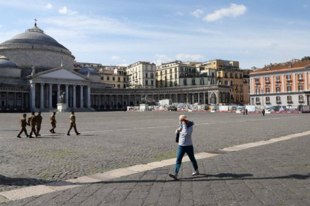La Plaza del Plebiscito en Nápoles es uno de los sitios históricos más importantes de Italia. Pero en los últimos días se ha visto poco concurrido gracias a la llegada del coronavirus.