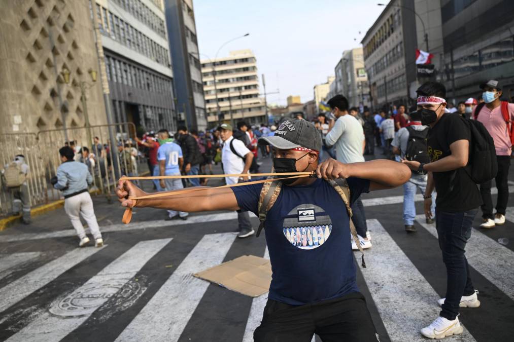Durante esta jornada, las protestas también se sintieron en Lima, donde grupos de manifestantes atacaron la sede del Ministerio Público, así como los locales del canal América Televisión y de Panamericana Televisión, además de un vehículo de la emisora de radio Exitosa.