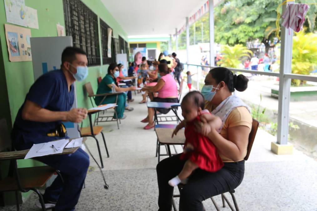 La actividad asistencial se desarrolla en la escuela República de Costa Rica. 