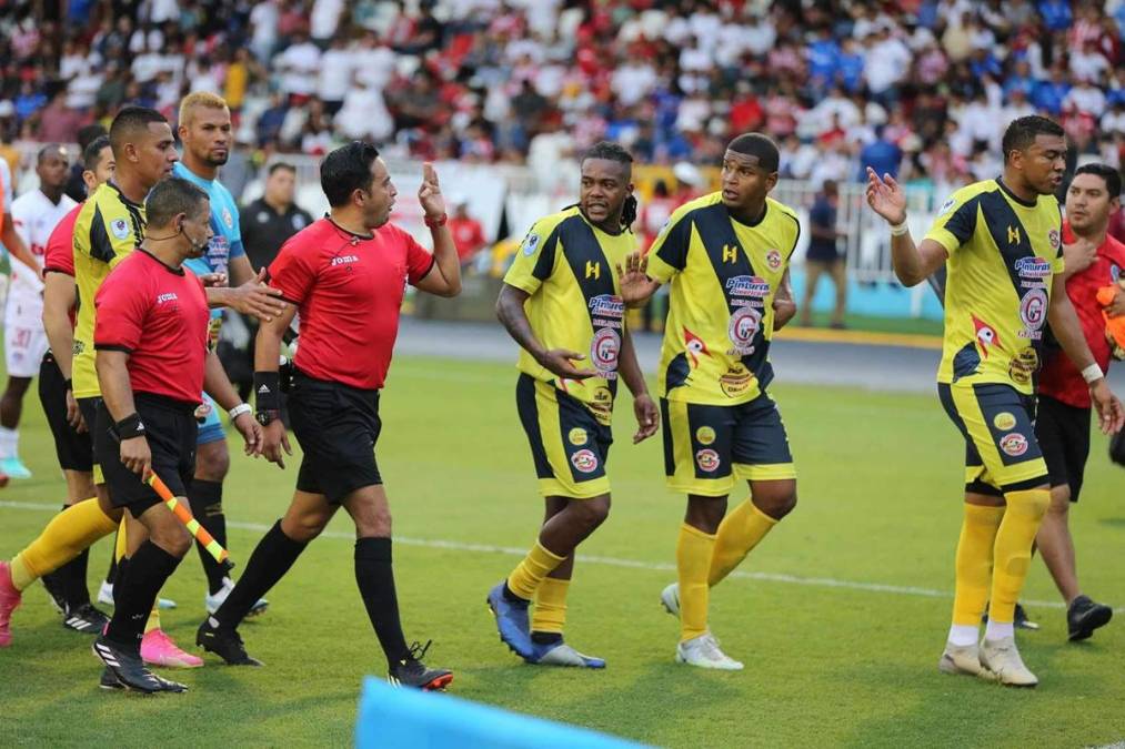 Yeer Gutiérrez, defensa del Génesis, le reclamó a Saíd Martínez y así reaccionó el árbitro.