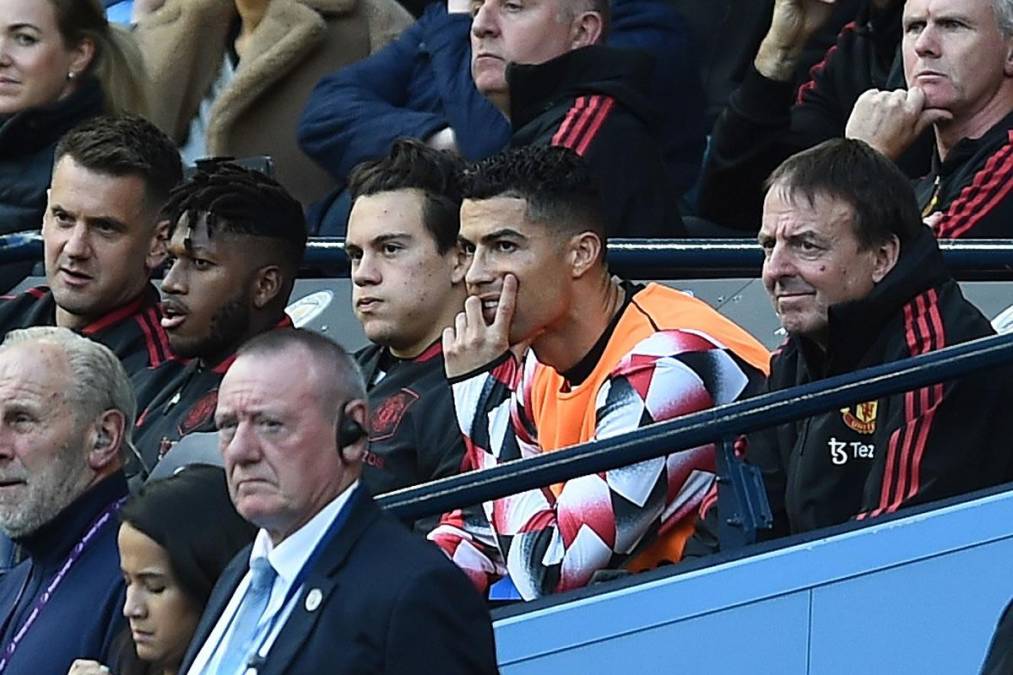 Cristiano Ronaldo en el banco de suplentes no podía creer lo que estaba pasando en el campo.