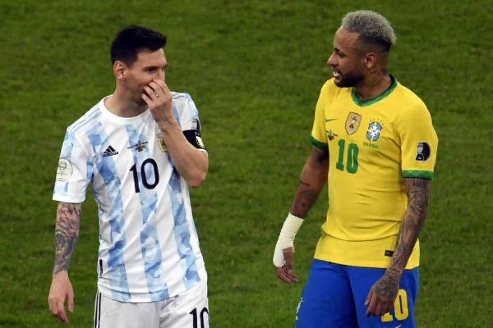 Los dos grandes amigos y excompañeros en el FC Barcelona estuvieron hablando por un rato en la cancha.