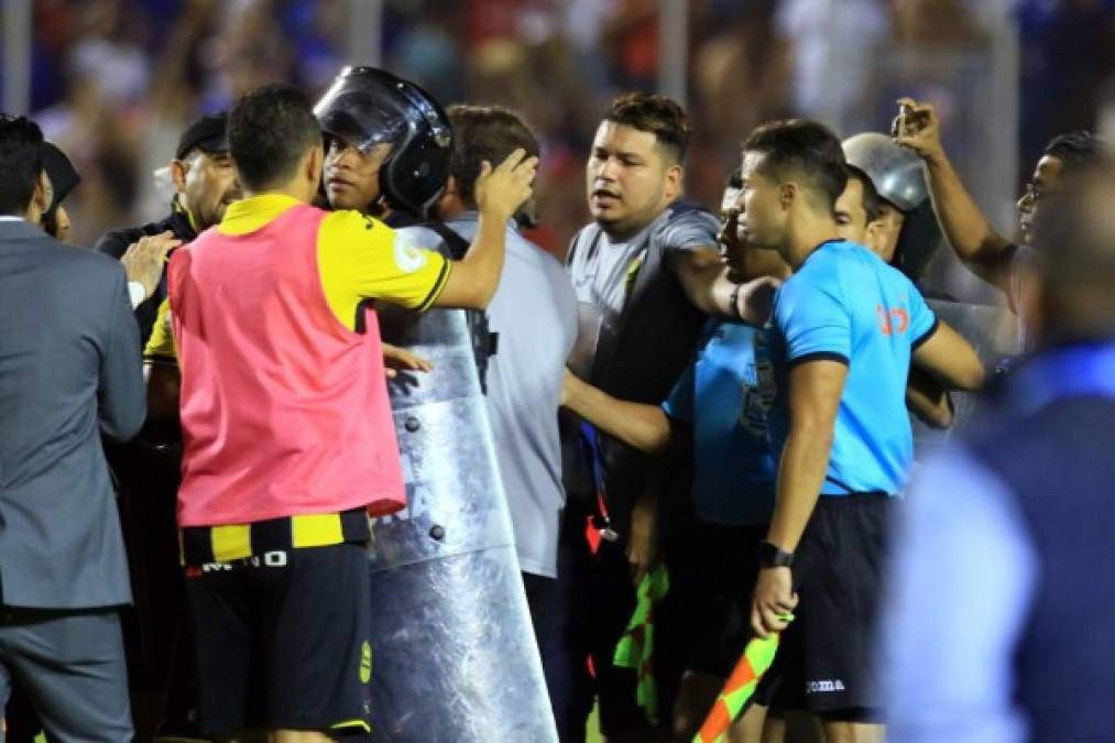 La Policía Nacional separó a los jugadores de los árbitros.