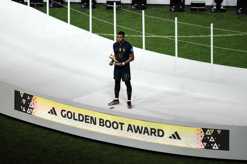 Kylian Mbappé se llevó el premio Bota de Oro del Mundial de Qatar 2022 por ser el máximo goleador del torneo con ocho goles.