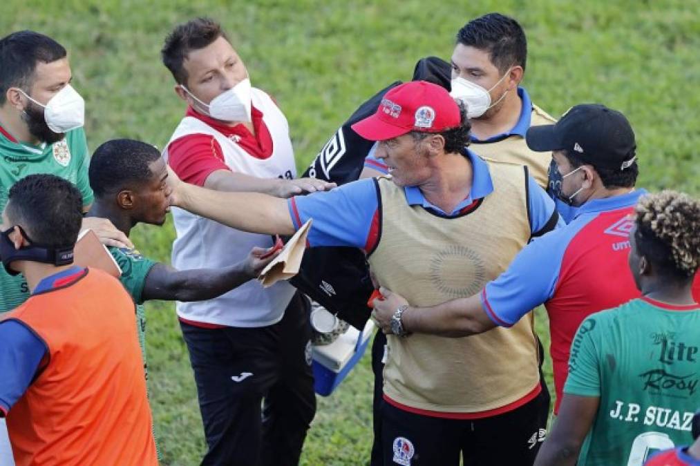 Pedro Troglio protagonizó una pelea al final del partido y estuvo dialogando con Edwin Solano.