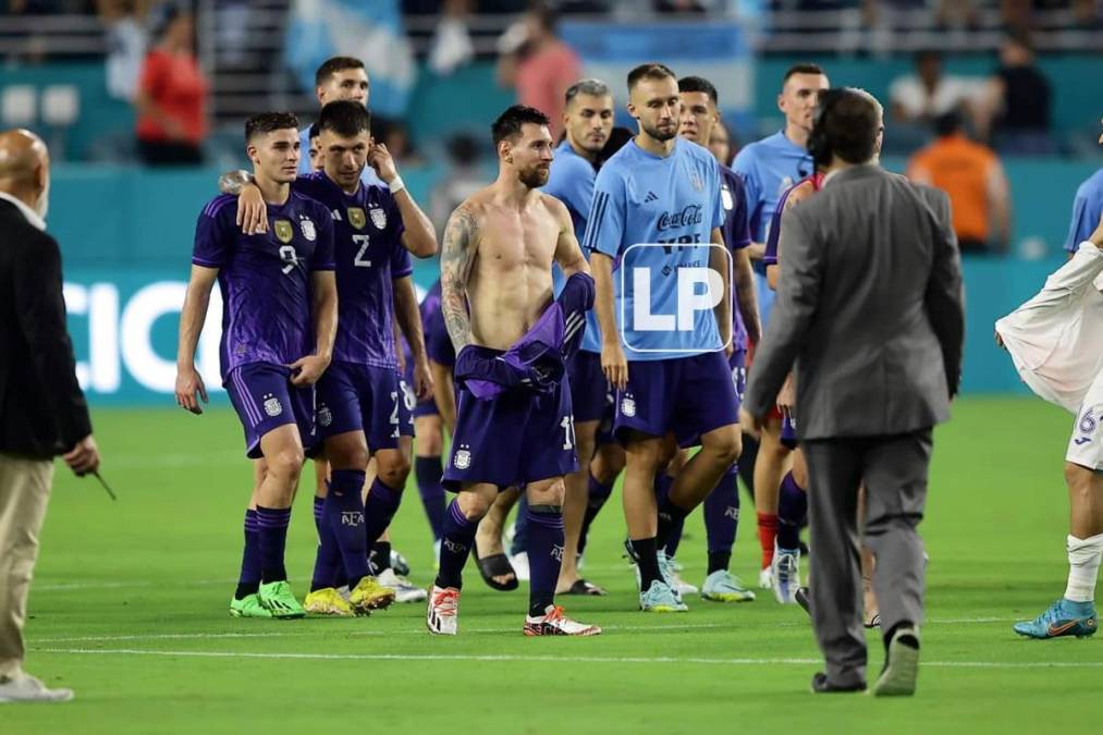 La estrella de la selección argentina le entregó su camiseta al hombre que lo persiguió en todo el partido.