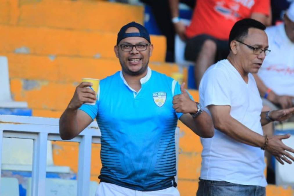 Un aficionado del Real de Minas encantado en el estadio Nacional.