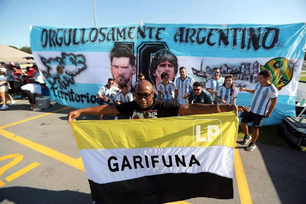 Bailes, carne asada, manta de Maradona y hasta un Lamborghini: las fotos del ambientazo en el Argentina-Honduras