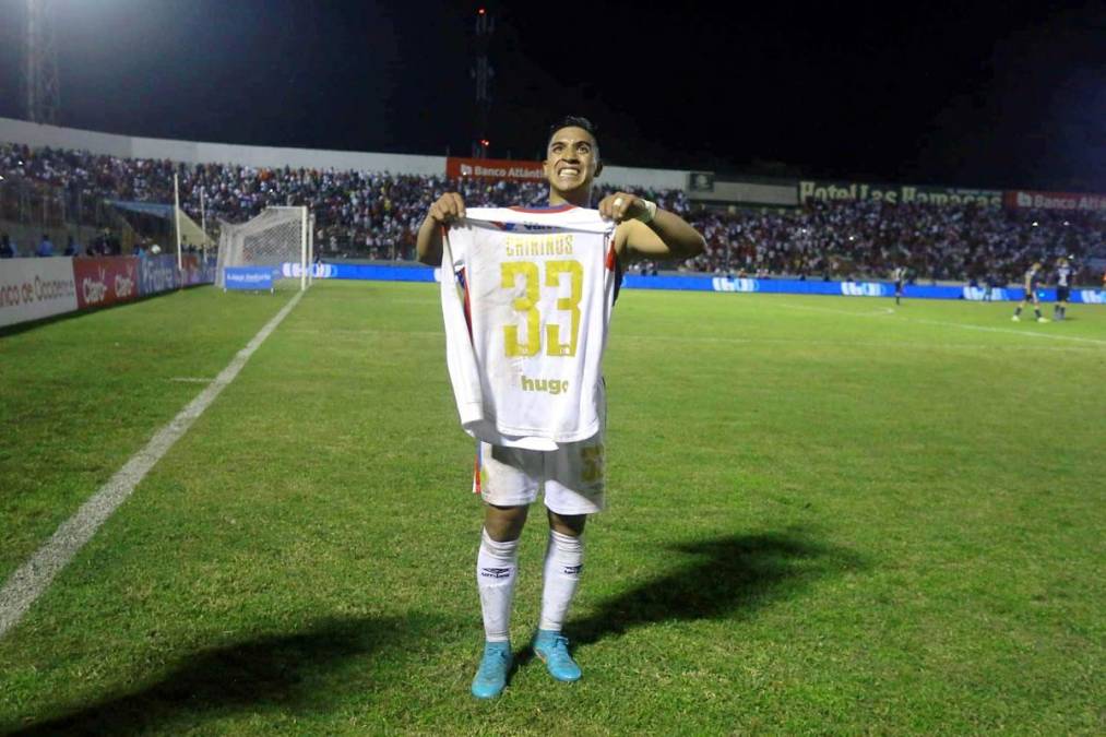 Michaell Chirinos le mostró la camiseta a la afición del Olimpia y así se despidió del olimpismo. Jugará la próxima temporada en Europa.