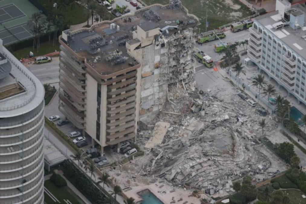 La Policía de Miami Beach dijo que estaba 'ayudando a la ciudad de Surfside con el colapso parcial de un edificio'.