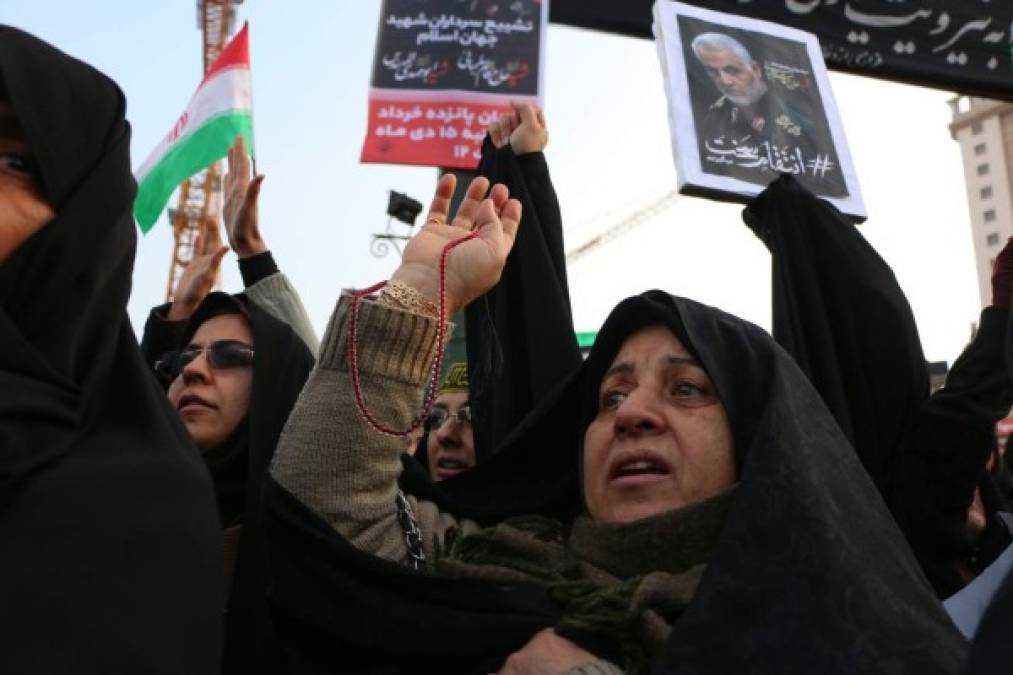 La multitud de Ahvaz agitó banderas rojas (color de la sangre de los 'mártires'), verdes (color del islam) y blancas acompañadas de frases religiosas, así como retratos de Soleimani. Hombres y mujeres lloraban y se golpeaban el pecho en señal de duelo.