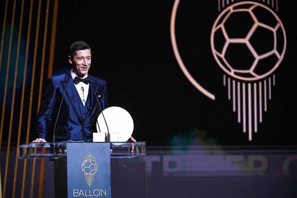 Robert Lewandowski recibió el premio al máximo goleador del año.