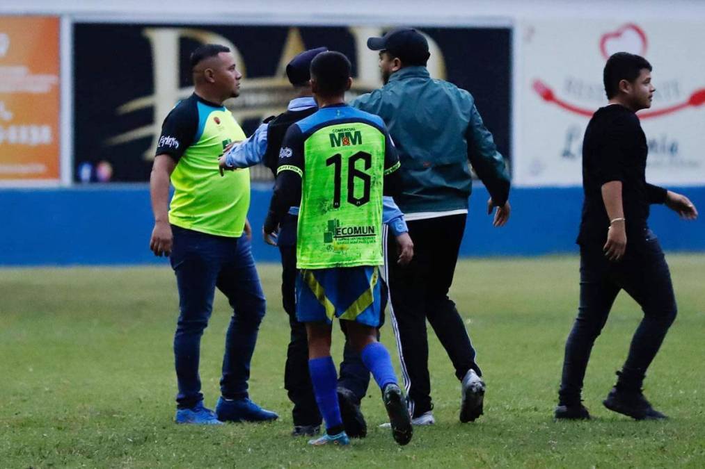 En pleno campo se armó el zafarrancho en el partido Olancho FC-Marathón.