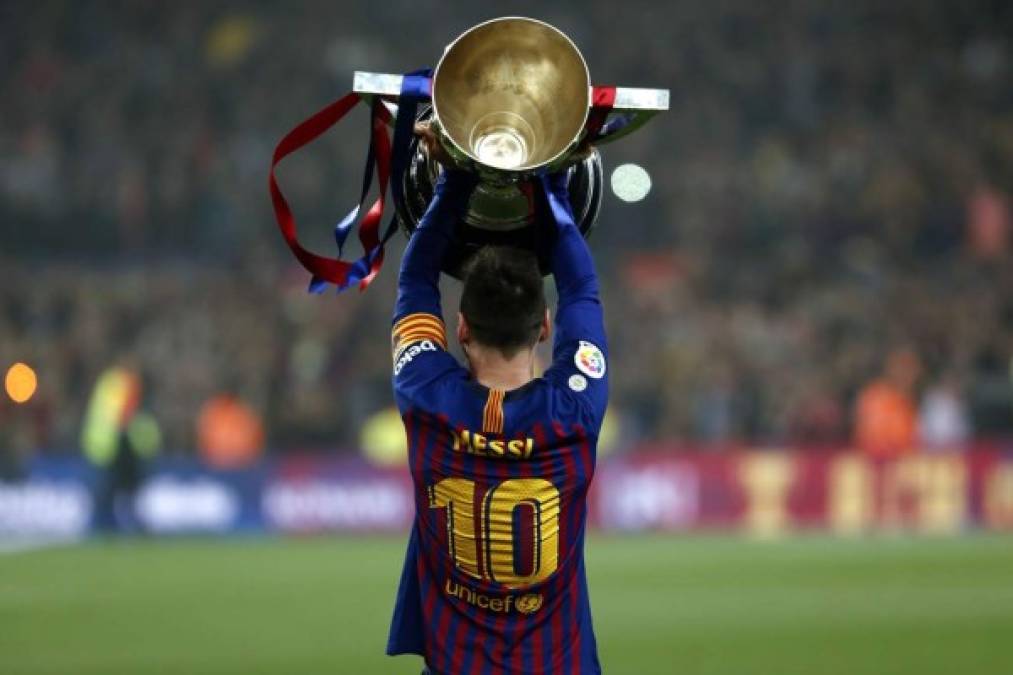 Messi levantando el trofeo de campeones de la Liga Española. Foto AFP