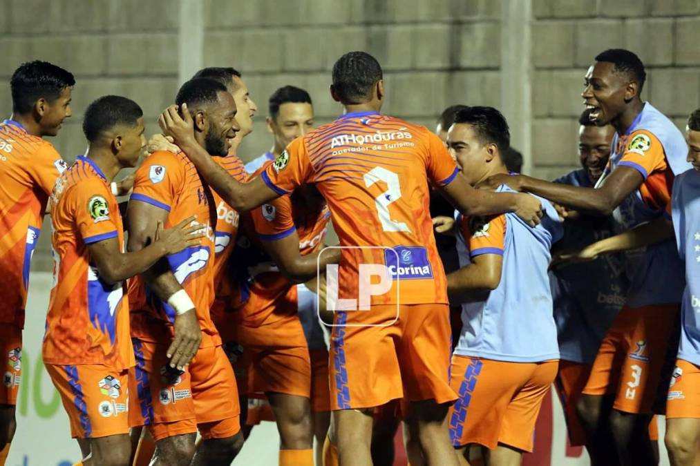 Jugadores de la UPN felicitaron a Johnny Leverón tras su gol para la victoria ante Marathón.