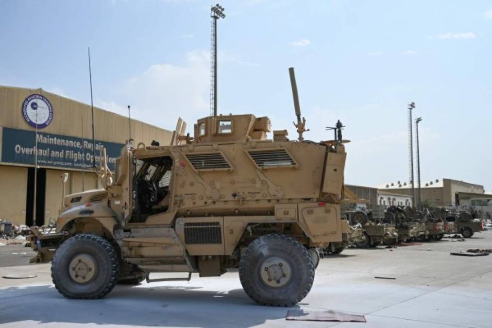 Los talibanes recuperaron vehículos todoterreno y helicópteros abandonados por las fuerzas estadounidenses en el aeropuerto de Kabul, según informaron medios británicos.