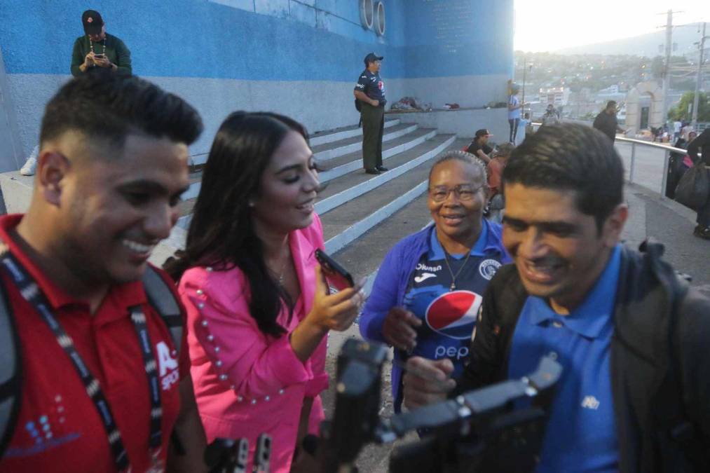 Ambas pasaron un grato momento en las afueras del estadio junto al equipo de Diario LA PRENSA. 