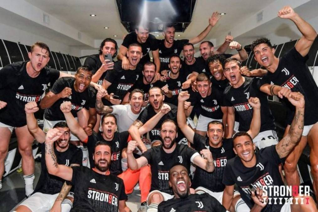 Cristiano Ronaldo se unió a los festejos en los camerinos y apareció para sorpresa de muchos en calzoncillos. El crack portugués festejó en ropa interior el título de la Juve.