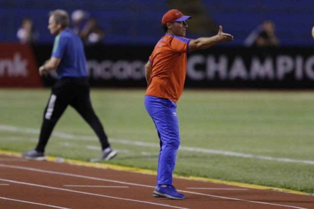 Troglio se refirió a las dificultades que tiene para enfrentar este partido. “Vamos sabiendo que es un partido difícil, durísimo, en una cancha complicada en otro país y vamos con bajas obligadas y alguna otra extraña... En un torneo tan importante es increíble que te prohíban que algunos jugadores viajen dos o tres días para un partido”, manifestó.