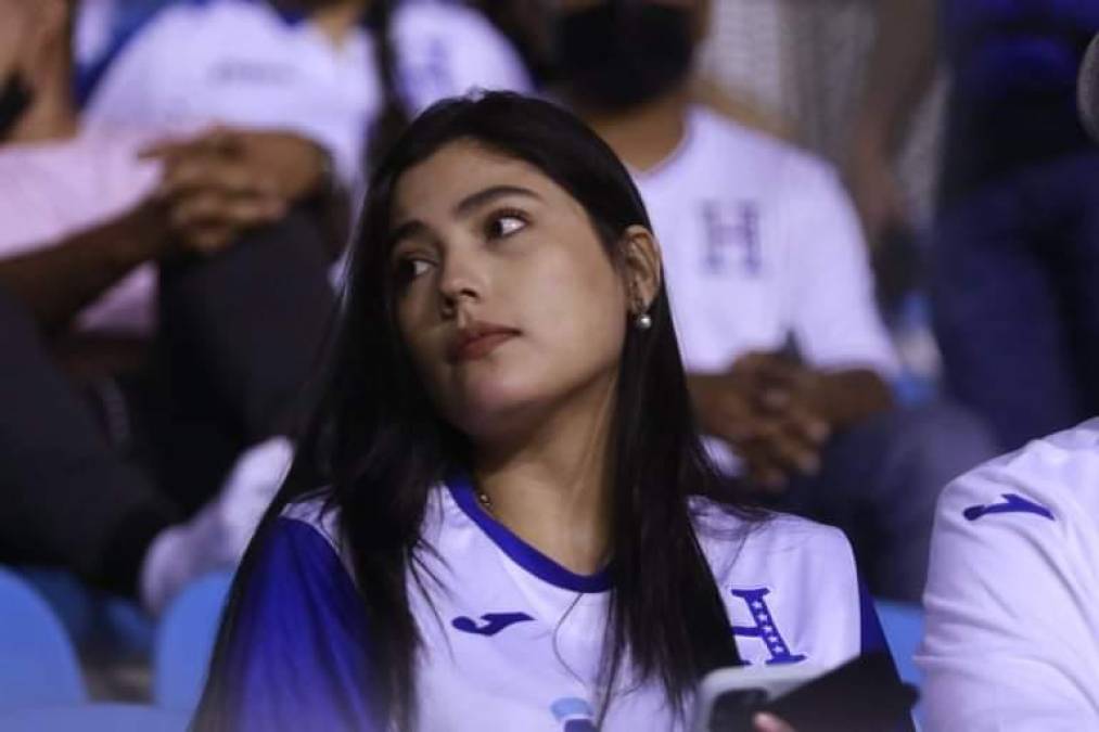 Bellas aficionadas hondureñas asistieron al estadio Olímpico.