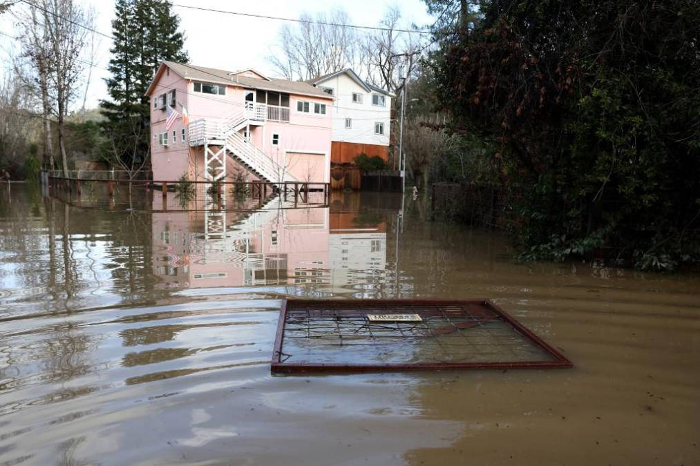 Fuertes lluvias azotan este lunes a la ya anegada <b>California</b>, que debe enfrentar más inundaciones de acuerdo con los pronósticos meteorológicos al tiempo que una serie de tormentas deja al menos doce fallecidos en el oeste de Estados Unidos.