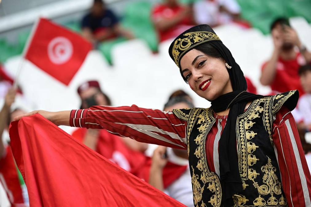 La guapa seguidora tunecinas que robó miradas en el Education City Stadium.