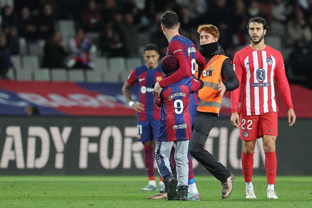 Robert Lewandowski abrazó al niño, vestido con una camiseta del Barcelona con el dorsal del polaco, y calmó a los de seguridad del estadio.