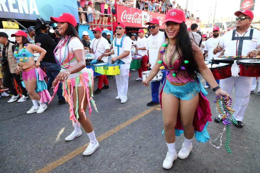 Música, arte, baile, carrozas, desfile hípico, belleza y alegría rebosan en el inicio del gran carnaval internacional de La Ceiba, Atlántida, este sábado. 