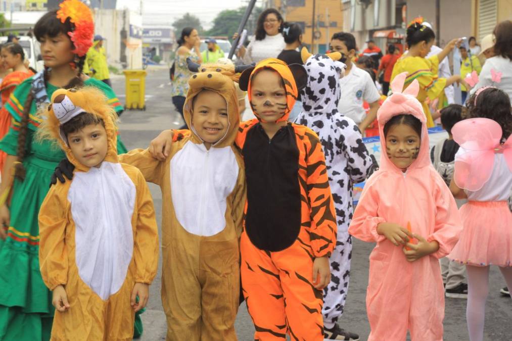 Los más pequeñitos del CEB Soledad Fernández Cruz desfilaron por primera vez disfrazados de animales.