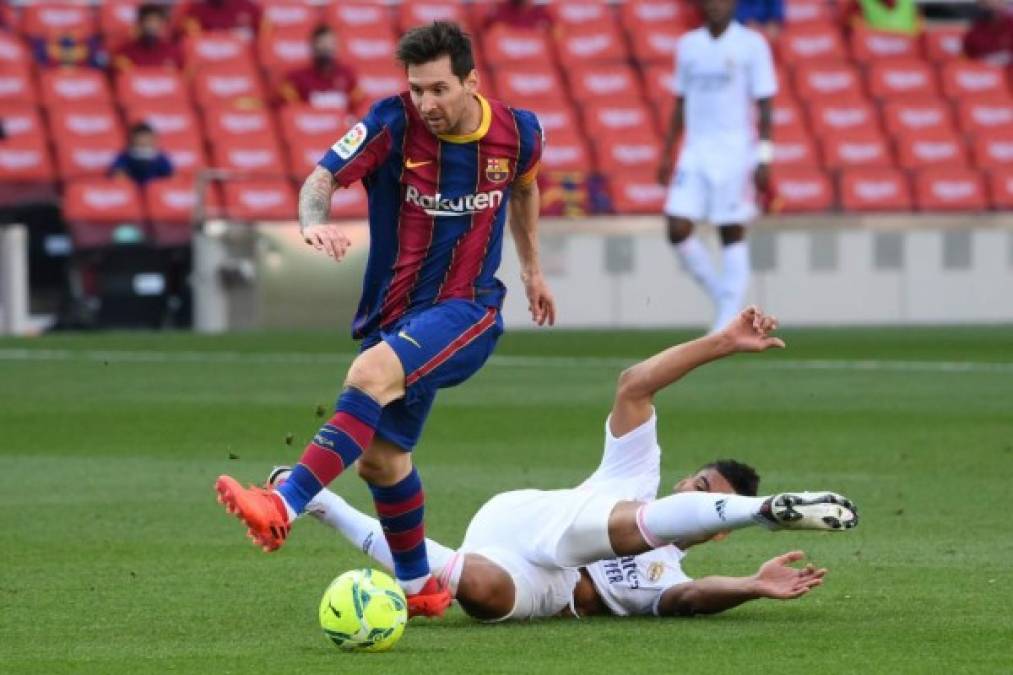 Casemiro le hizo una terrible falta a Messi en el primer tiempo. El capitán del Barcelona entró al área, el mediocampista primero tocó la pelota pero después arrastró los pies del argentino. El árbitro consultó con el VAR pero no cobró nada.