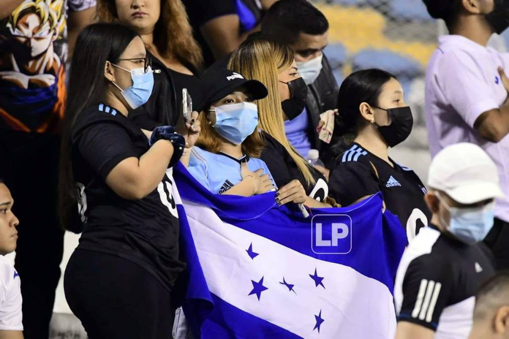 El momento sagrado, ellas entonaron el himno nacional de Honduras.