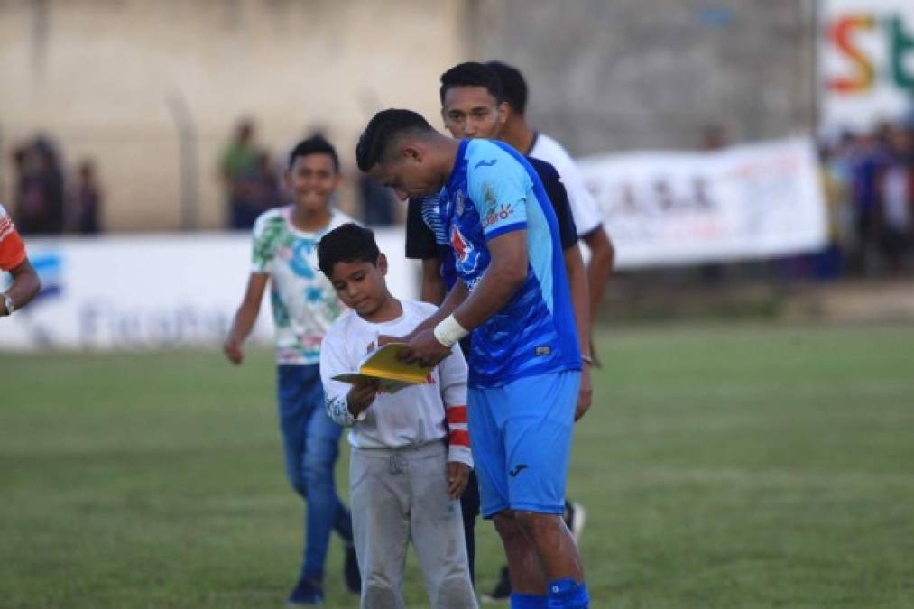 Emilio Izaguirre también fue asediado por los pequeños aficionados del Motagua.