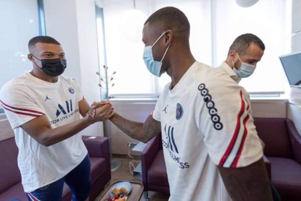 Mbappé saludando a Georginio Wijnaldum en el reconocimiento médico.