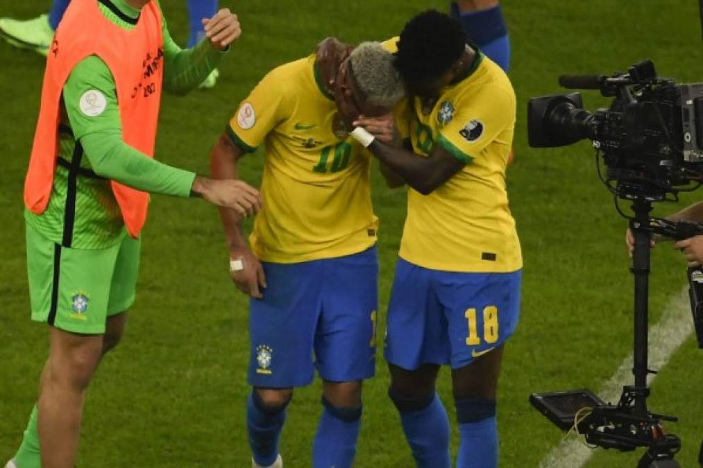 Neymar fue consolado también por sus compañeros. Uno de ellos fue Vinícius.
